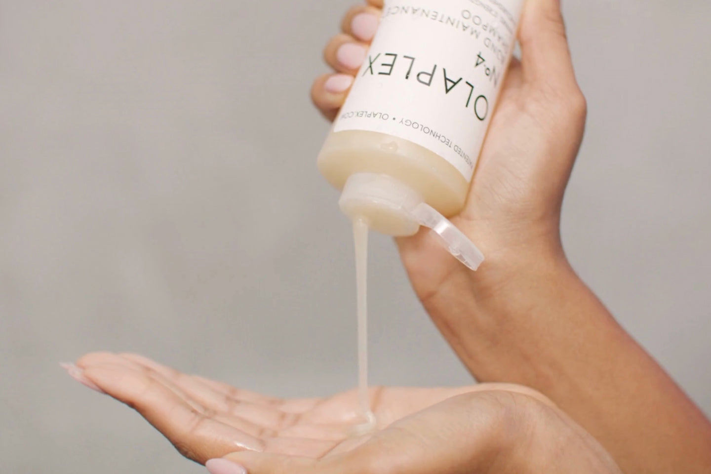 model squeezing no.4Bond Maintenance Shampoo on her palm