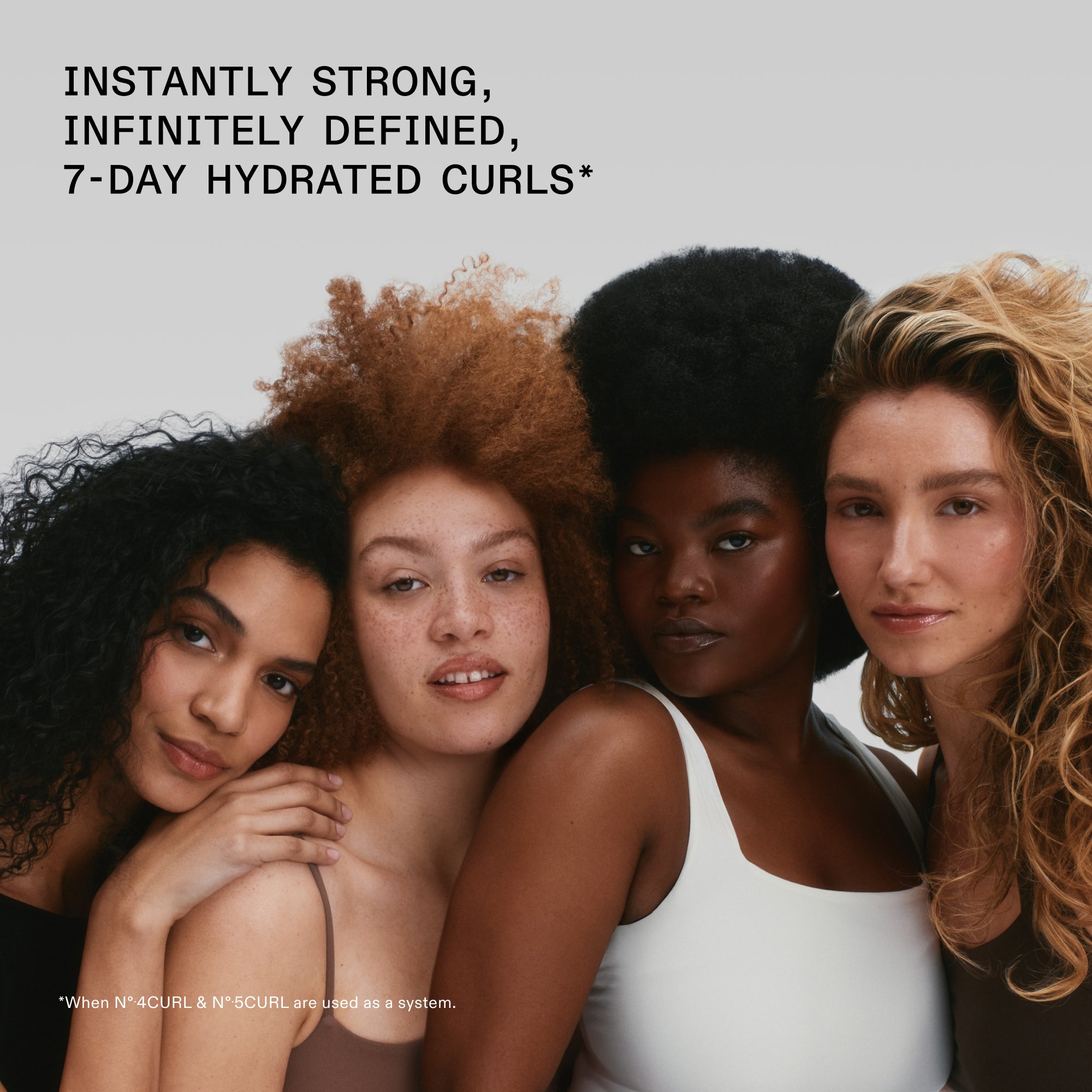 Quattro donne con diverse tipologie di capelli ricci e mossi posano insieme. Il testo recita: RICCI IMMEDIATAMENTE FORTI, DEFINITI E IDRATATI PER 7 GIORNI Una nota a piè di pagina in basso aggiunge: Quando si utilizzano Nº. 4CURL e Nº. 5CURL come sistema.