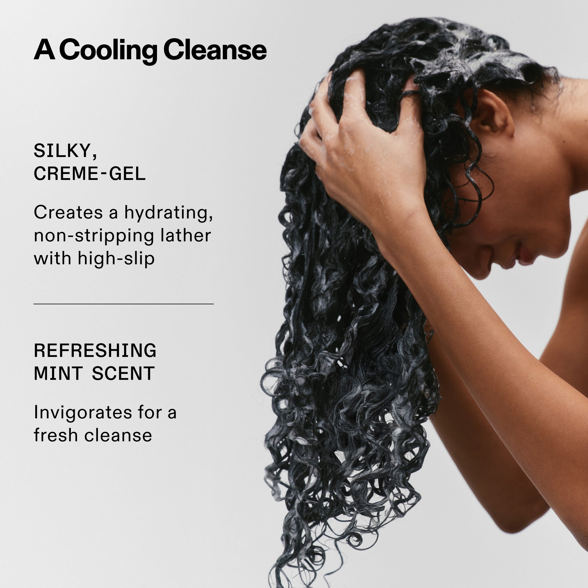 Una modella dai lunghi capelli ricci mentre si lava i capelli con lo shampoo Nº.4CURL BOND SHAPER™ per mostrare una schiuma abbondante. Punti salienti del testo: Una detersione rinfrescante dalla consistenza setosa, simile a una crema-gel, che crea una schiuma idratante che non secca i capelli e garantisce un'ottima scorrevolezza; e un profumo rinfrescante alla menta che apporta energia.