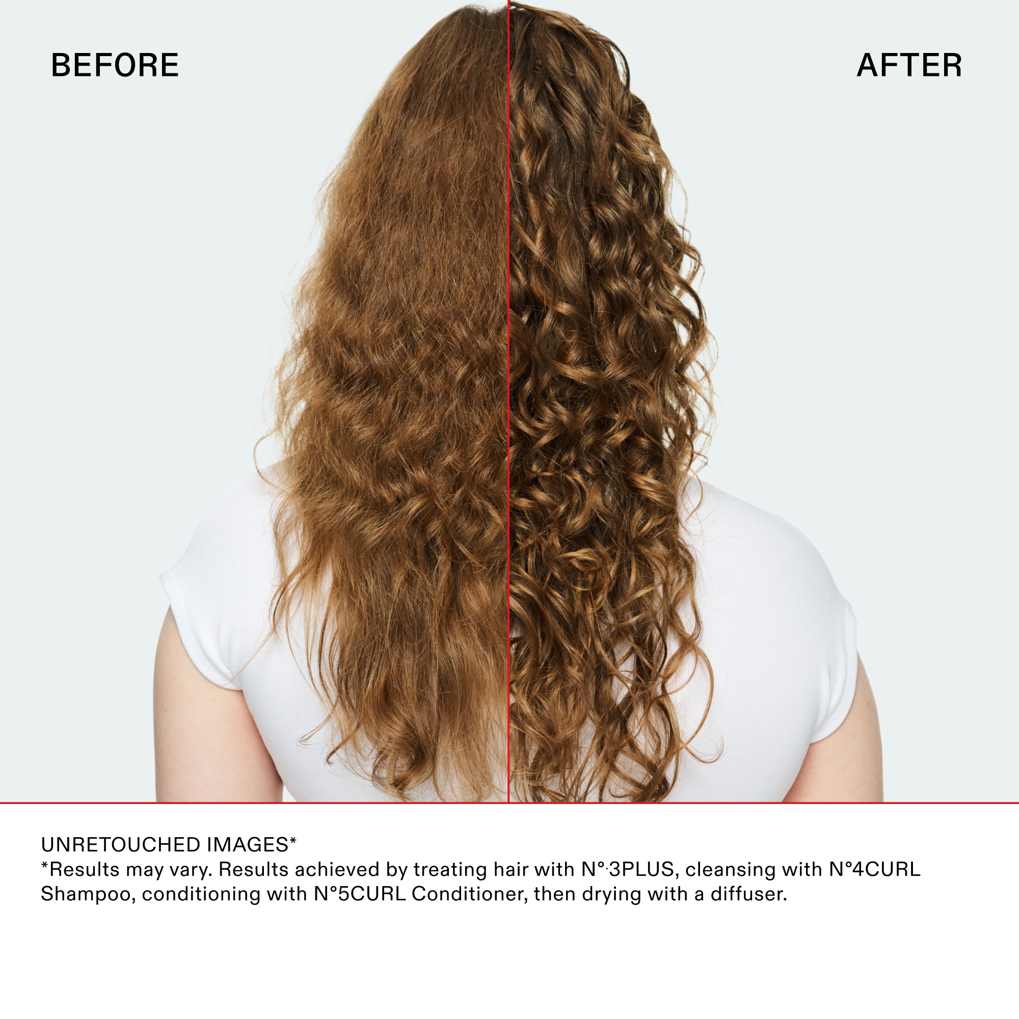 Confronto posteriore dei capelli ricci "prima" e "dopo", divisi da una linea rossa. Il lato "Prima" mostra capelli crespi e con poca definizione. Il lato "Dopo" mostra ricci ben definiti, lucidi ed elastici. Il testo in basso dice: IMMAGINI NON RITOCCATE. Risultati ottenuti trattando i capelli con N°.3PLUS, detergendo con N°.4CURL Shampoo, applicando N°.5CURL Conditioner, quindi asciugando con un diffusore.