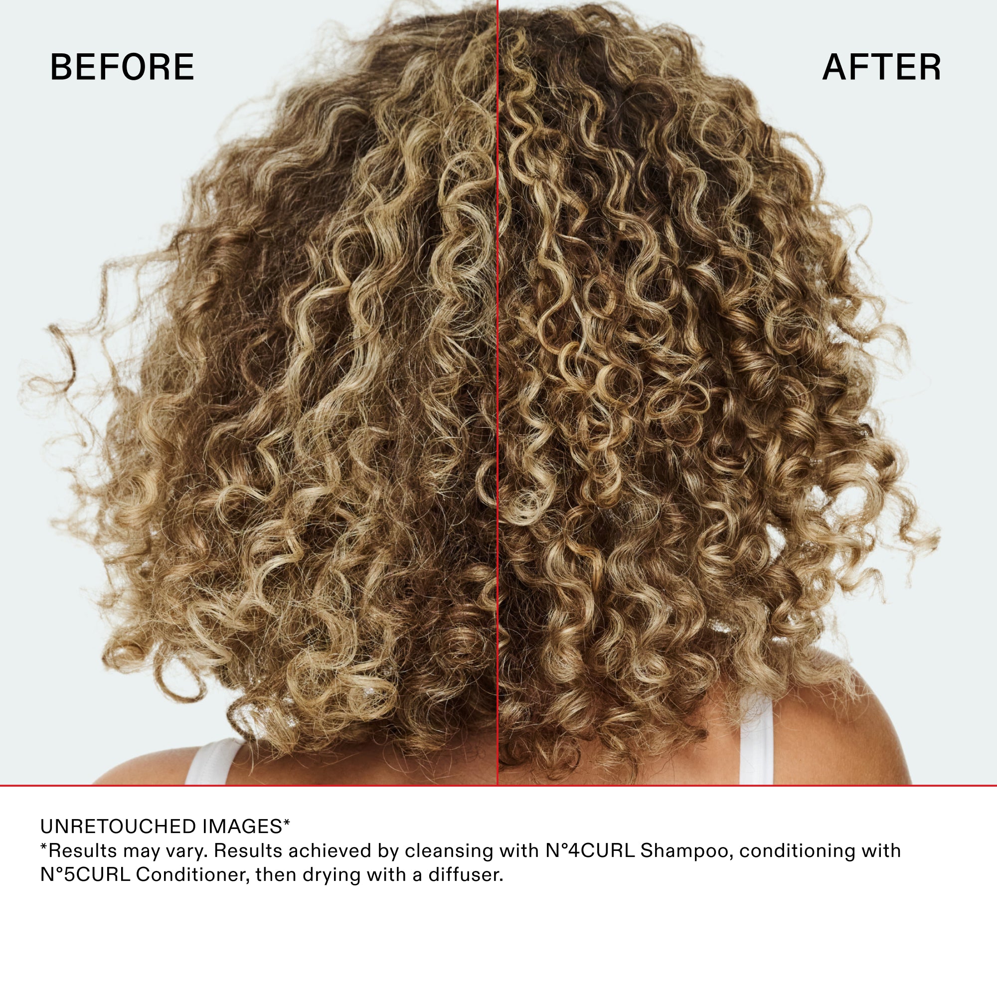 Confronto dei risultati prima e dopo sui capelli ricci con riflessi biondi. La foto "Prima" mostra capelli secchi, crespi e indefiniti. La foto "Dopo" mostra capelli molto definiti, splendenti e con meno effetto crespo. Testo in basso: IMMAGINI NON RITOCCATE. Risultati ottenuti detergendo i capelli con Nº.4CURL Shampoo, applicando N°.5CURL Conditioner, quindi asciugando con un diffusore.