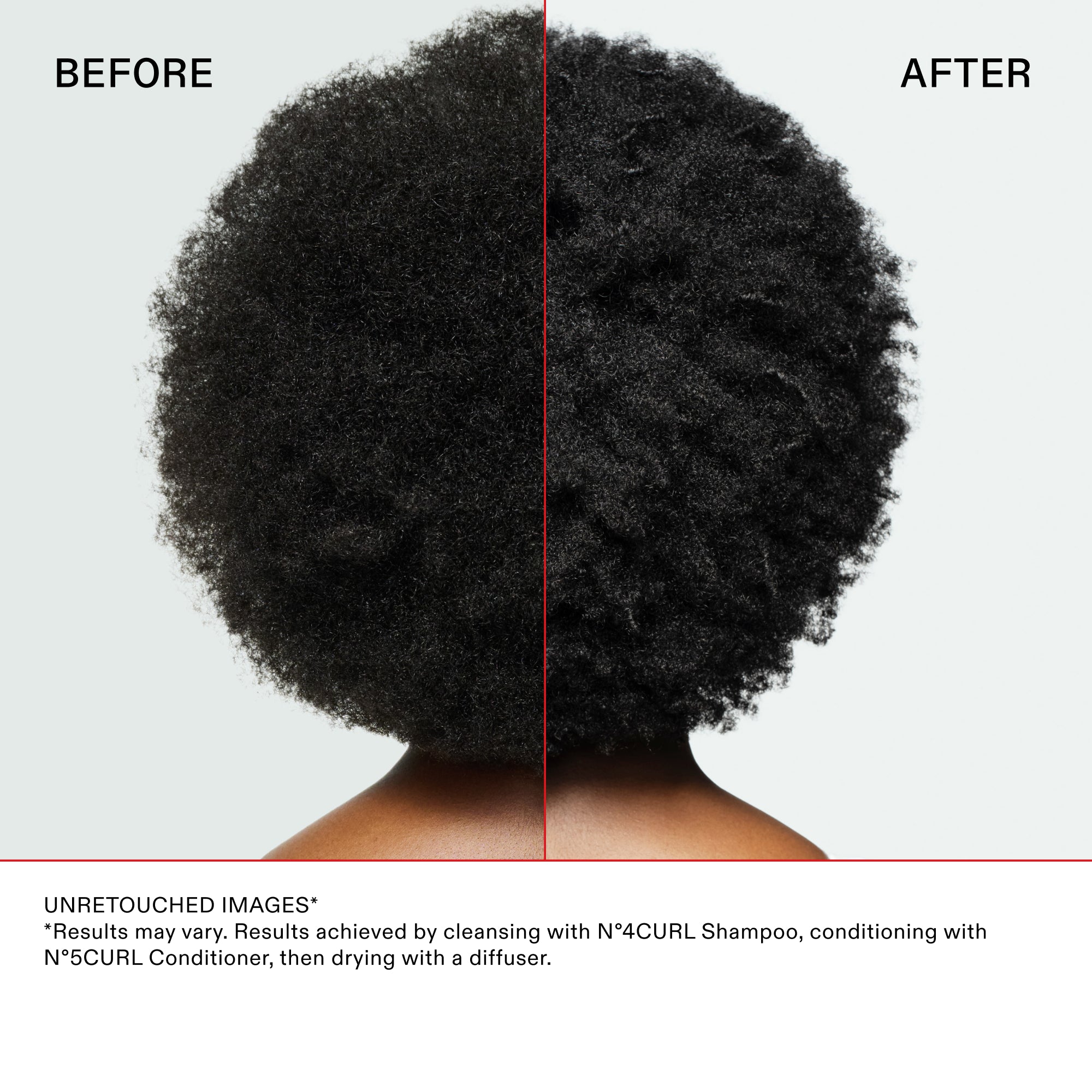 Vista posteriore di capelli ricci con confronto prima e dopo. Il lato "Prima" mostra una texture morbida, con poca definizione e con un evidente effetto crespo. Il lato "Dopo" mostra ricci ben definiti, idratati e strutturati. Testo in basso: IMMAGINI NON RITOCCATE. Risultati ottenuti detergendo i capelli con N°.4CURL Shampoo, applicando N°.5CURL Conditioner, quindi asciugando con un diffusore.