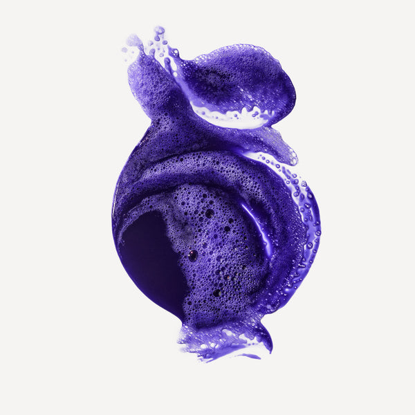 hover

Uno schizzo astratto e materico di shampoo tonalizzante viola brillante che mostra una schiuma ricca e bollicine fini, centrato su uno sfondo bianco pulito. - alternate view