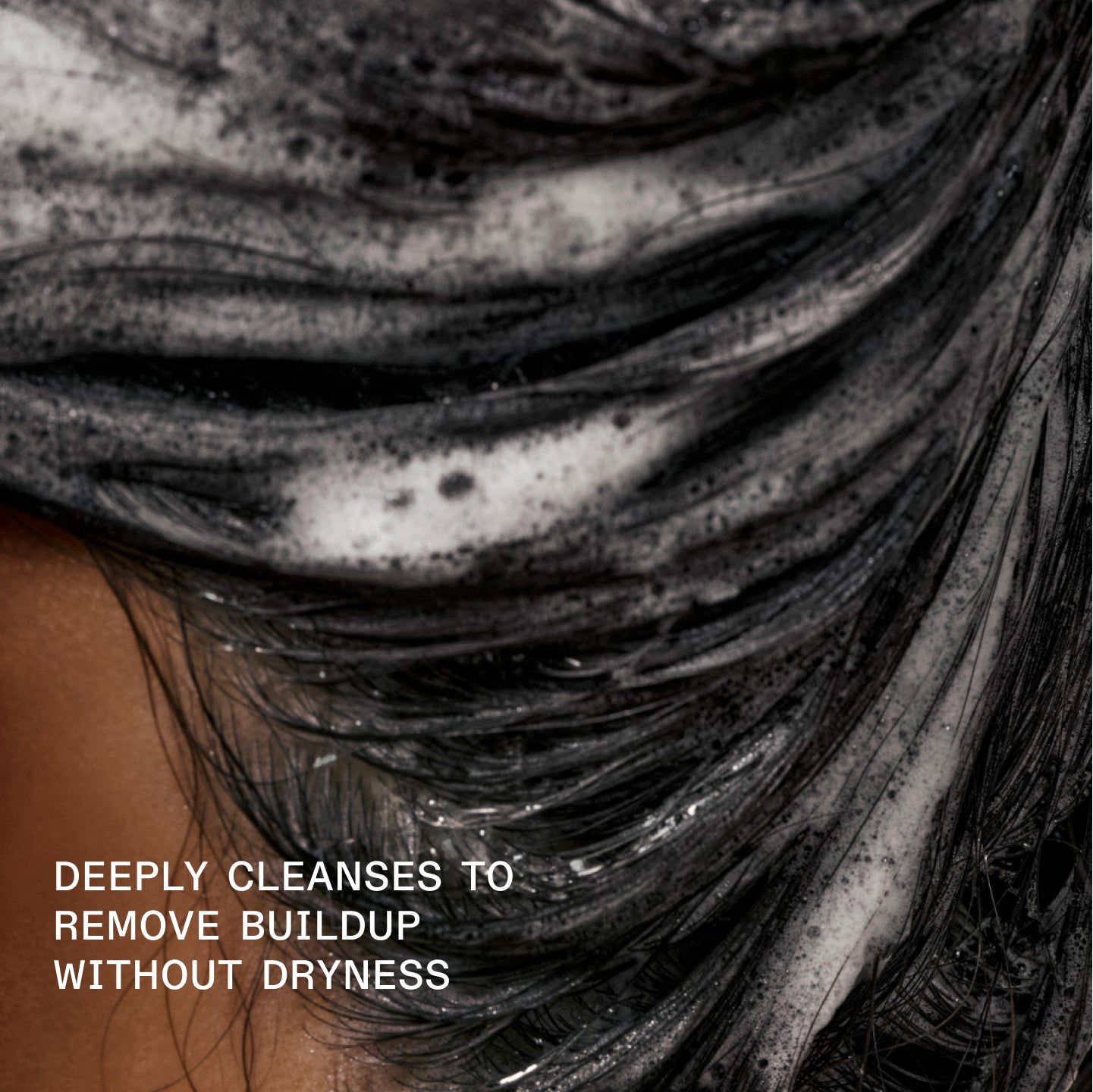 DETERGE IN PROFONDITÀ PER RIMUOVERE I RESIDUI SENZA SECCHEZZA

persona con Nº.4C Bond Maintenance® Clarifying Shampoo applicato sul cuoio capelluto