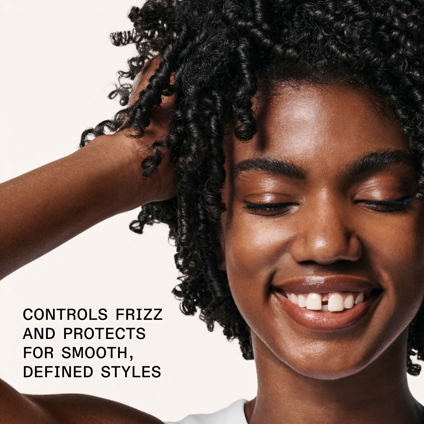 CONTROLLA L'EFFETTO CRESPO E PROTEGGE PER UNO STYLING LISCIO E DEFINITO