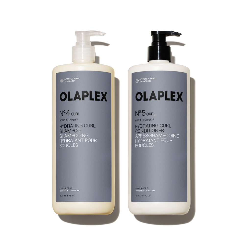 Un set da un litro contenente OLAPLEX N°.4CURL Bond Shaper Hydrating Curl Shampoo e N°.5CURL Bond Shaper Hydrating Curl Conditioner. Entrambe le bottiglie da 1 litro / 33,8 fl oz sono dotate di erogatore a pompa e sono specifiche per ricci, boccoli e onde. - main view