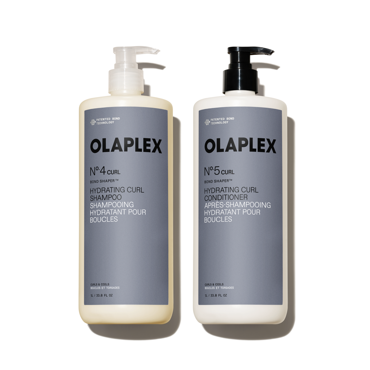 Un set da un litro contenente OLAPLEX N°.4CURL Bond Shaper Hydrating Curl Shampoo e N°.5CURL Bond Shaper Hydrating Curl Conditioner. Entrambe le bottiglie da 1 litro / 33,8 fl oz sono dotate di erogatore a pompa e sono specifiche per ricci, boccoli e onde.